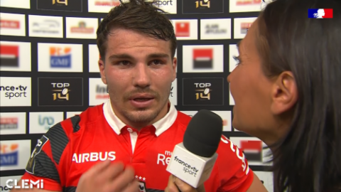 Interview par une journaliste d'un rugbyman